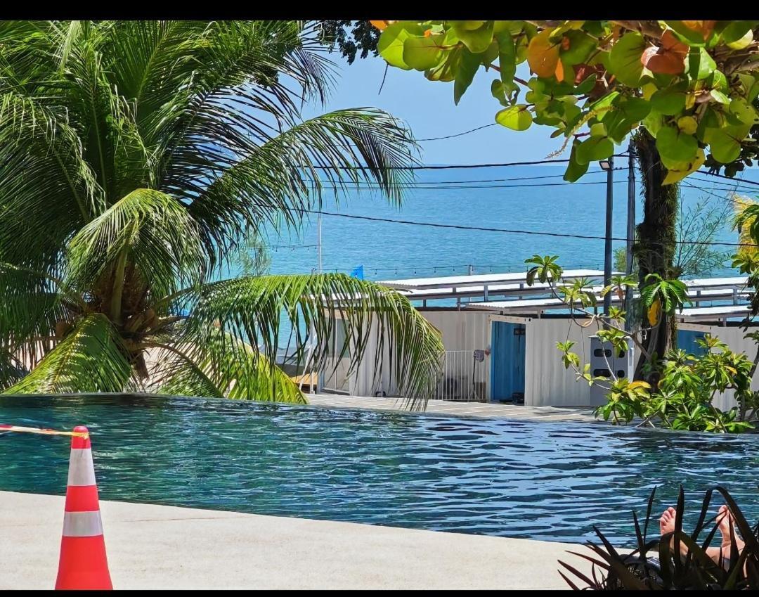 By The Sea Batu Ferringhi Beach Front Apartment Suite エクステリア 写真